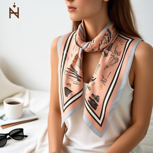 Foulard Quadrato Piccolo con Catena 70x70cm, Accessorio Moda Donna con Stampa Trendy - Product Image 2