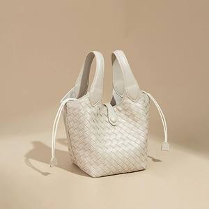 กระเป๋าสะพายข้างทรงเรโทรสุดฮิตสำหรับผู้หญิง ปิดด้วยเชือก วัสดุ PU ทอแบบถุง มีซับในโพลีเอสเตอร์ ขนาดกะทัดรัด 1-1.9 ลิตร เหมาะสำหรับการเดินทาง - Product Image 2