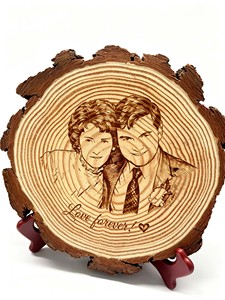 Plaque en bois gravée au laser personnalisée, plaque de nom en bois rond naturel pour un cadeau de mariage ou d'anniversaire avec support - Product Image 3