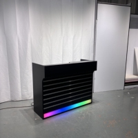 Mostrador de Servicio para Tienda Boutique de MDF, con Listones Metálicos Horizontales, Tira de Luz RGB Dinámica y Gabinete Auxiliar Multigrid