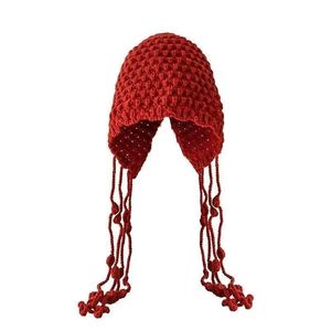 Bonnet tricoté pour femme avec pompons, chapeau chaud en laine pour les voyages et les activités de plein air, couleur unie rouge - Product Image 5