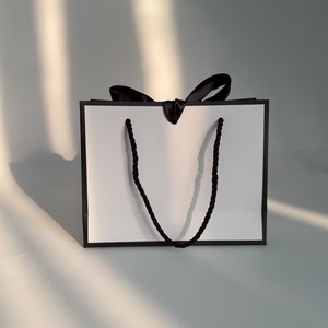 Elegant Edge Frame Design White <b>Paper</b> Gift Bag Customized Logo Service Cosmetic Store Retail Packaging Shopping Bags - Product Image 4