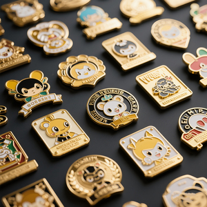 Nhà Máy Thiết Kế Logo Hat Kim Loại Pin Huy Hiệu Bạc Vàng Kim Loại Cứng Mềm Men Tùy Chỉnh <span class=keywords><strong>Pins</strong></span> Số Lượng Lớn Ve Áo <span class=keywords><strong>Pins</strong></span> Cho Quần Áo - Product Image 1