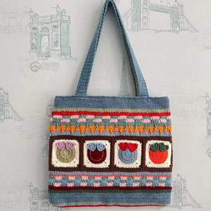 Sac fourre-tout à bandoulière en crochet fait main pour femme, accessoire de mode avec motif floral et design de panier tricoté personnalisé - Product Image 6
