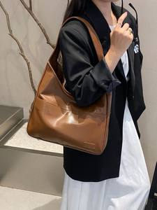 Bolso de hombro de gran capacidad de cuero marrón, bolso de mujer de diseño retro minimalista - Product Image 6