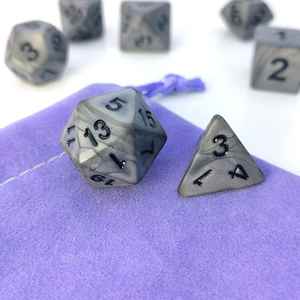Proveedor de Fábrica: Juego de Dados Poliédricos Negros con Números Plateados Antiguos, Dados D20 en Blanco para Juegos de D&D - Product Image 3