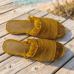Sandales d'été modernes jaunes faites à la main en paille rayée à bout ouvert avec franges décoratives, respirantes pour l'extérieur - Product Image 1