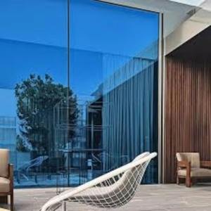 Film de sécurité et d'intimité réfléchissant métallique unidirectionnel auto-adhésif en PET 2 mil pour fenêtres extérieures de bâtiments, anti-rayures et anti-UV - Product Image 1