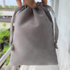 Sac cadeau en velours gris doux de luxe avec logo personnalisé en relief, pour bougies, résistant à l'humidité - Product Image 6