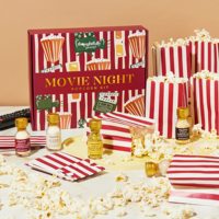 Kit de Popcorn Gourmet pour Soirée Cinéma avec Grains de Popcorn Jaunes Mélangés, 10 Sachets en Papier, 5 Assaisonnements et Garnitures
