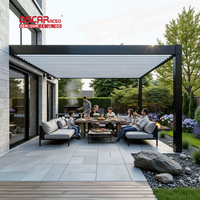 Pergola de jardin en aluminium à lames orientables automatiques pour la production d'énergie solaire transparente