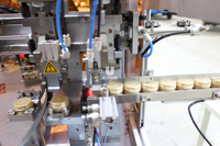 Machine d'assemblage automatique de bouchons de bouteilles à grande vitesse avec alimentateur vibrant pour la fermeture des couvercles de bouteilles en plastique sur ligne d'emballage