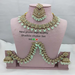 Conjunto de collar de perlas y Kundan chapado en oro de colección elegante de tendencia de gran calidad a la venta por exportadores indios - Product Image 2