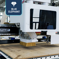 Máquina de anidación atc cnc, línea de producción de muebles, enrutador de trabajo de madera cnc con etiquetado de descarga de carga