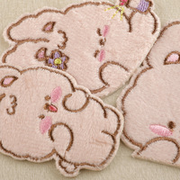 Op maat gemaakte cartoon dieren knuffelkonijn geborduurde zelfklevende stoffen patch patches voor kleding tas hoed