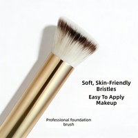 Pinceau de maquillage Kabuki angulaire doré avec tête plate et poils synthétiques doux pour un estompage professionnel du fond de teint - Outil de beauté