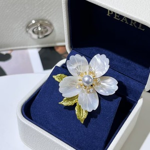 Broche de Perlas de Agua Dulce Naturales de Alta Gama, Elegante y Exquisito, con Flores Talladas en Madreperla, Complementa Trajes Cheongsam - Product Image 1