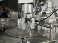 Machine automatique de remplissage et de bouchage pour sachets souples à bec verseur, sachets à ventouse, sachets et pochettes de lait, jus, boissons et liquides