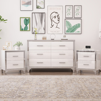 Ensemble élégant et moderne de 3 pièces : commode, deux tables de chevet avec poignées métalliques, miroir décoratif, blanc discret, écologique et durable