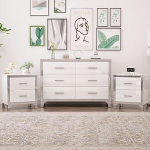 Elegante juego de 3 piezas: cómoda y dos mesitas de noche con tiradores metálicos, decoración de espejo y detalles en blanco discreto. - Product Image 2