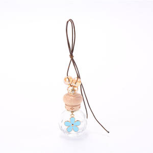 Vente en gros Conception personnalisée Usine chinoise Prix bon marché <span class=keywords><strong>Parfum</strong></span> de voiture portable suspendu Rafraîchisseur <span class=keywords><strong>d</strong></span>'air de voiture <span class=keywords><strong>Parfum</strong></span> de voiture longue durée - Product Image 1