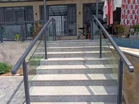 BNS Personnalisation de la conception d'escaliers modernes, balustrade de balcon en verre avec poteaux en acier inoxydable et pierre, garde-corps et rampes d'escalier