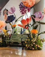 Desain Bunga Buatan Tangan Kustom, Bunga Poppy Raksasa, Daisy, Peony dengan Penyangga untuk Latar Belakang Acara Pernikahan Pesta