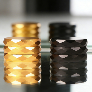 Molinillo de Hierbas y Tabaco de Aluminio Personalizado al por Mayor, Accesorios de Fumar de Bolsillo con Recipiente, Bandeja y Tarjetero Metálico Antideslizante - Product Image 1