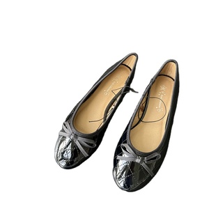 Zapatos <span class=keywords><strong>de</strong></span> baile <span class=keywords><strong>de</strong></span> <span class=keywords><strong>cuero</strong></span> para niños <span class=keywords><strong>de</strong></span> color sólido y a la moda con punta redonda en estilo <span class=keywords><strong>Ballet</strong></span>. - Product Image 1