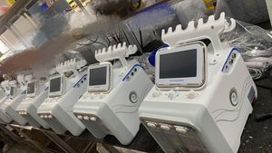 Appareil de beauté professionnel 6 en 1 pour le visage et les lèvres : Hydrodermabrasion, pulvérisation aquatique, peeling, nettoyage du visage, élimination des points noirs - Product Image 2