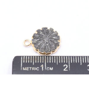 Pendentif rond en pierre de soleil noire fait à la main bijoux en laiton sculpté avec placage à l'or pour la sculpture et la fabrication - Product Image 2