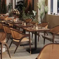Ensemble de chaises en rotin et en bois élégantes, durables et modernes, et table avec plateau en bois, mobilier pour restaurant commercial, restaurant de nouilles