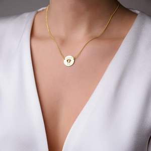 قلادة Jietao بتصميم شخصي من الاستانلس ستيل على شكل قرص عليه طبعة قدم طفل، مطلية بالذهب ومحفور عليها اسم مخصص، مرصعة بحجر الزركون، هدية للأم الجديدة - Product Image 4