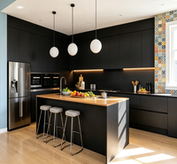 Meubles de cuisine modernes noirs mats sans poignées avec accents en bois chaud et îlot intégré pour résidences haut de gamme