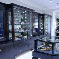 Vitrine de présentation de bijoux vintage en métal noir rustique sur pied avec éclairage LED, design personnalisable, durable et facile à nettoyer