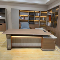 Table de bureau exécutive en forme de L en bois durable et moderne avec éclairage LED, installation facile, design luxueux