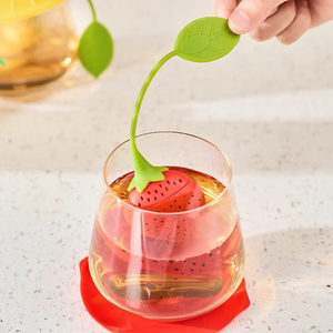 Bộ lọc túi trà hình dâu tây silicon, một phụ kiện pha trà thời trang - Product Image 1