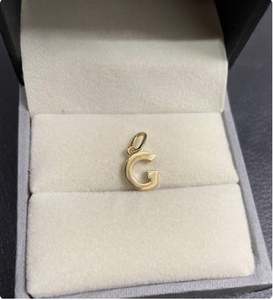 Elegante colgante con inicial de plata de ley 925 con diseño de letra personalizada para regalos de joyería personalizados y uso diario - Product Image 5