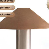 Lampe de table LED en métal à brancher, forme conique, pour chevet ou bureau