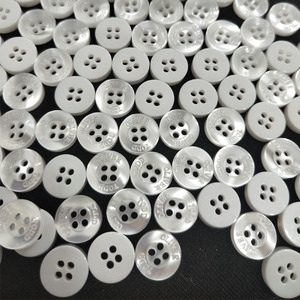 May áo polo nam có logo khắc sẵn, chất liệu nhựa <span class=keywords><strong>polyester</strong></span>, cúc áo nhựa giả ngọc trai tùy chỉnh cho quần áo trẻ em - Product Image 5