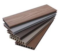 Planche de terrasse composite écologique et durable, revêtement de sol extérieur contemporain et lisse avec un design recyclable et protégé contre les UV pour le jardin