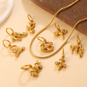 Breloque Zodiaque en forme de cluster tubulaire |   Pendentif signe du zodiaque en acier inoxydable plaqué or 18K PVD avec pavé de zirconiums cubiques 3D |   Imperméable et hypoallergénique - Product Image 3