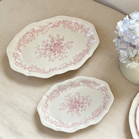 Service d'assiettes de dîner en porcelaine rose vintage, design rétro en relief, assiettes de présentation blanches à dentelle pour mariage