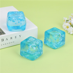 Jouet anti-stress TPR transparent en forme de cube de glace, à rebond lent, rempli de flocons de neige et de sirop de malt - Product Image 6