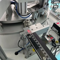 Machine d'assemblage automatique de bouchons en plastique et de valves en silicone pour valves de type ruban