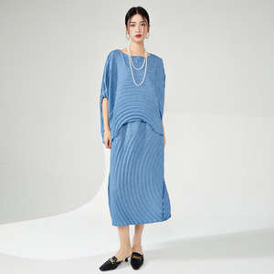 ชุดพลีทสุดหรูสำหรับผู้หญิง ลายคลื่น ผ้าเนื้อนุ่ม สวมใส่สบาย แขนทรงปีกค้างคาว ชุดสองชิ้น สไตล์เกาหลี สำหรับการค้าขายข้ามพรมแดน - Product Image 1