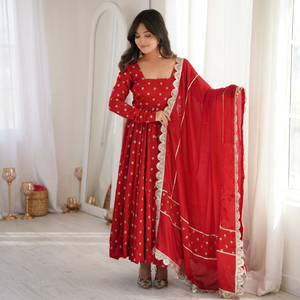 Ensemble de robe traditionnelle indienne pakistanaise en coton rouge pour femmes avec imprimé floral blanc, longueur cheville, coupe régulière, tenue de mariage - Product Image 1
