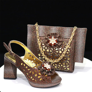 Conjunto de zapatos y bolso listo para usar - Sandalias plateadas clásicas y elegantes para mujer, tallas 37-43. Conjunto con bolso de mano abierto - Product Image 4