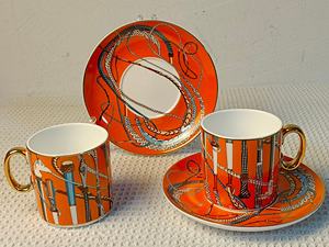 Service à café en porcelaine fine avec motif équestre orange et bordure dorée, 2 pièces, décoration élégante pour la maison - Product Image 3