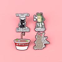 Großhandel Metall-Cartoon-Pins: Niedliche Schlangen-, Nudel-, Katzen-, Frosch- und Zitat-Broschen, Kreative Englische Text-Anstecknadeln für Kleidung und Accessoires